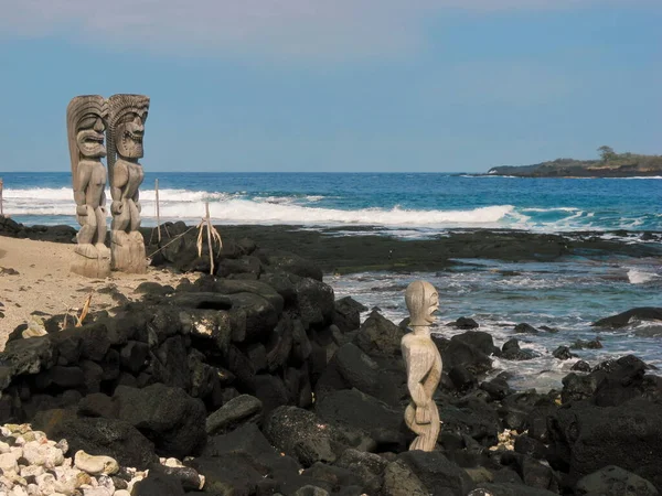 Wooden carvings resembling Hawaiian gods, Kii, at Puuhonua o Honaunau National Historical Park — Stock Photo, Image