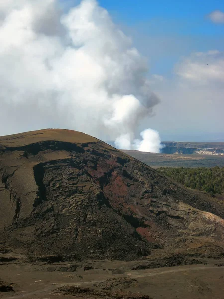 Dohányzás kráter halemaumau kilauea vulkán a hawaii vulkánok nemzeti park nagy sziget — Stock Fotó