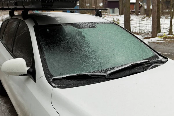 Congelamento pioggia Crea uno strato di ghiaccio e ricopre un veicolo passeggeri. Primo piano del parabrezza — Foto Stock