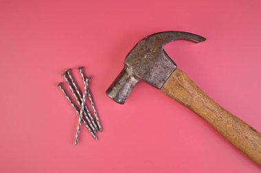 Çekiç ve Çivilerin Düz Görünümü Pembe Arkaplanda İzole Edildi