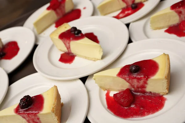 Imagem de quadro completo de alto ângulo de pratos de bolo de queijo com compota de morango, cereja e amora — Fotografia de Stock