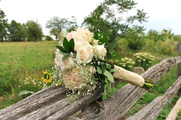 Bukiet białych i różowych róż z Babys oddech na Split Rail ogrodzenia na polu Farm Obrazek Stockowy