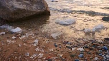 Son Kışlar Gürcistan Körfezi kıyısı boyunca Sunset Pan Tilt 'te Büyük Göller' de buzlar eriyor.