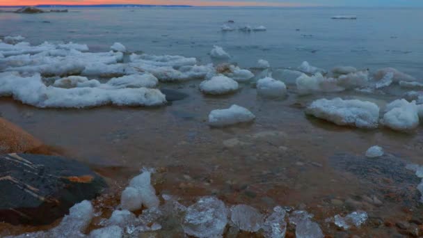 ジョージア湾の海岸に沿った冬の氷融けの最後のものは、黄昏時の五大湖沖 — ストック動画