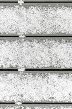 Gri Güverte Tahtalarında İnce Taze Graupel Kar Katmanının Tam Çerçeve Düzleşimi