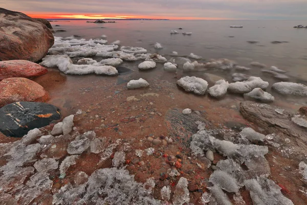 The Last of Winters Ice Melts Along the Shore of Georgian Bay off the Great Lakes at Twilight — Stock Photo, Image