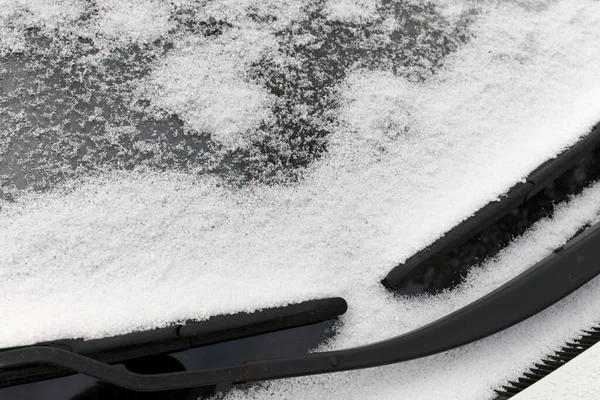Primo piano dei pellet di neve Graupel su un parabrezza di un veicolo — Foto Stock