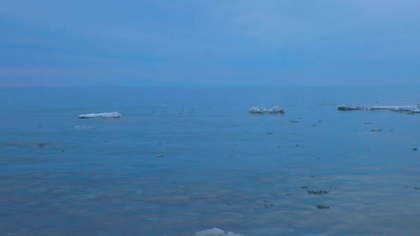 黄昏時にジョージア湾の海岸に沿って春の氷の塊のままの傾きのショット — ストック動画