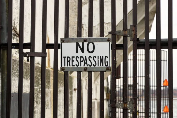 No Trespassing Sign Posted on Industrial Metal Gate — Stock Photo, Image