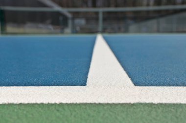 Mavi ve yeşil tenis, raket topu, Pickleball sahası sporları ve eğlence konsepti