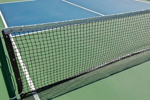 Pickleball, badminton, masa tenisi ve tenis unsurlarını birleştiren bir raket sporudur.. — Stok fotoğraf