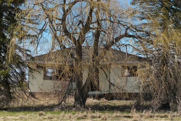 Strašidelné a strašidelné opuštěné opuštěné drolící se domů v nastavení venkova — Stock fotografie