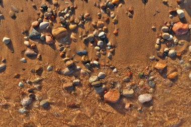 Nazik Dalgaların Düzlüğü 'nün tam üstünde Saf, Serin Suyla Kum ve Çakıl Kumsalını Kaplıyor 