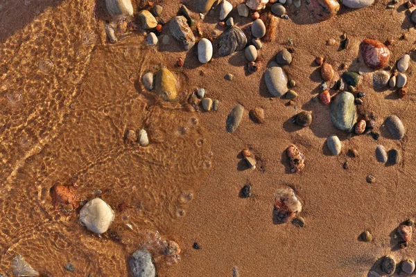 Прямо над плоской мягких волн Lapping Песок и галечный пляж с нетронутой чистой прохладной водой — стоковое фото