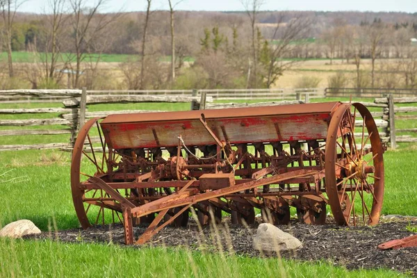 Antique Vintage Farm Seeder Rusty Farm Implement in Field — Stock Photo, Image