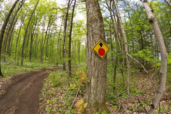 Μια πινακίδα στοπ Δημοσιεύτηκε στο δέντρο για ATV και dirtbike Multi-Use ή πολλαπλών χρήσεων Trail στο Simcoe County — Φωτογραφία Αρχείου
