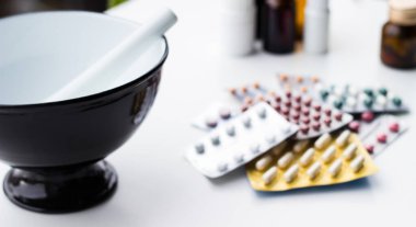 Alternatif tıp. Hap ve ilaç şişeleriyle havan topu ve tokmak