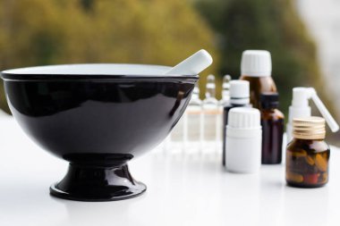 Alternatif tıp. Hap ve ilaç şişeleriyle havan topu ve tokmak