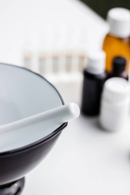 Alternatif tıp. Hap ve ilaç şişeleriyle havan topu ve tokmak