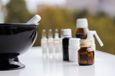 Alternatif tıp. Hap ve ilaç şişeleriyle havan topu ve tokmak