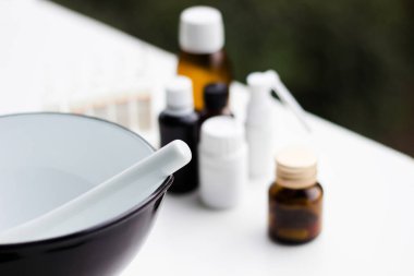 Alternatif tıp. Hap ve ilaç şişeleriyle havan topu ve tokmak