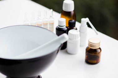 Alternatif tıp. Hap ve ilaç şişeleriyle havan topu ve tokmak