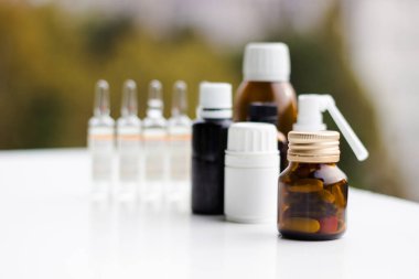 Alternatif tıp. Hap ve ilaç şişeleriyle havan topu ve tokmak