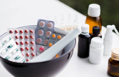 Alternatif tıp. Hap ve ilaç şişeleriyle havan topu ve tokmak