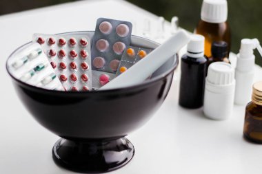 Alternatif tıp. Hap ve ilaç şişeleriyle havan topu ve tokmak