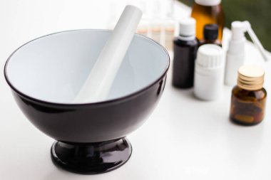 Alternatif tıp. Hap ve ilaç şişeleriyle havan topu ve tokmak