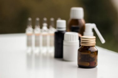 Alternatif tıp. Hap ve ilaç şişeleriyle havan topu ve tokmak