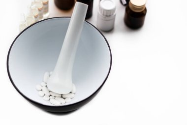 Alternatif tıp. Hap ve ilaç şişeleriyle havan topu ve tokmak