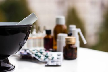 Alternatif tıp. Hap ve ilaç şişeleriyle havan topu ve tokmak