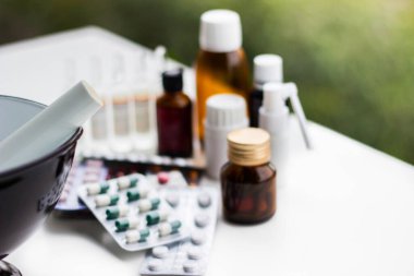 Alternatif tıp. Hap ve ilaç şişeleriyle havan topu ve tokmak