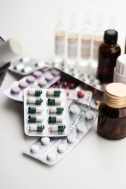 Alternatif tıp. Hap ve ilaç şişeleriyle havan topu ve tokmak