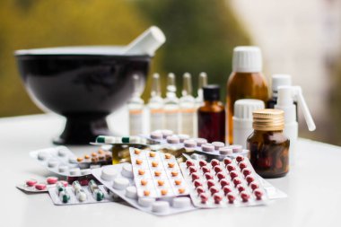 Alternatif tıp. Hap ve ilaç şişeleriyle havan topu ve tokmak