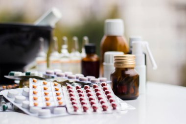 Alternatif tıp. Hap ve ilaç şişeleriyle havan topu ve tokmak