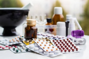 Alternatif tıp. Hap ve ilaç şişeleriyle havan topu ve tokmak