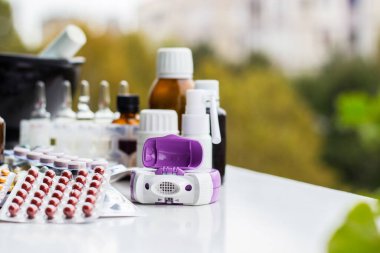 Alternatif tıp. Hap ve ilaç şişeleriyle havan topu ve tokmak