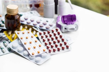 Alternatif tıp. Hap ve ilaç şişeleriyle havan topu ve tokmak