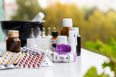 Alternatif tıp. Hap ve ilaç şişeleriyle havan topu ve tokmak