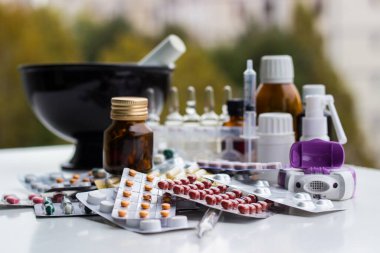 Alternatif tıp. Hap ve ilaç şişeleriyle havan topu ve tokmak