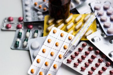 Alternatif tıp. Hap ve ilaç şişeleriyle havan topu ve tokmak