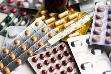 Alternatif tıp. Hap ve ilaç şişeleriyle havan topu ve tokmak