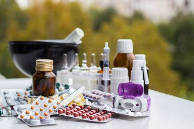 Alternatif tıp. Hap ve ilaç şişeleriyle havan topu ve tokmak