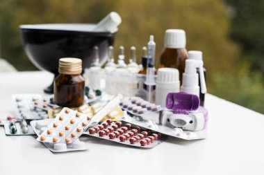 Alternatif tıp. Hap ve ilaç şişeleriyle havan topu ve tokmak