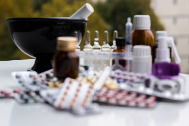 Alternatif tıp. Hap ve ilaç şişeleriyle havan topu ve tokmak