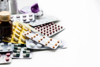 Alternatif tıp. Hap ve ilaç şişeleriyle havan topu ve tokmak