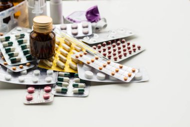 Alternatif tıp. Hap ve ilaç şişeleriyle havan topu ve tokmak