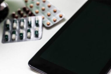 Alternatif tıp. Hap ve ilaç şişeleriyle havan topu ve tokmak